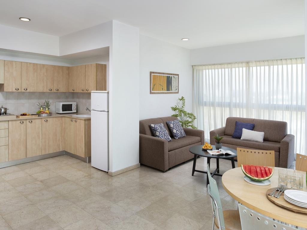 Aparthotel Okeanos On The Beach Herzliya Phòng bức ảnh
